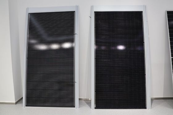 平面鋼 黒色 BIPV 太陽光モジュール 48.65V オープン回路電圧 530W マックス パワー