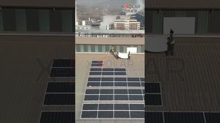 柔軟なモジュールはどのようにして湾曲した屋根に「くっつく」のでしょうか? 1 回の連続ショットではっきりと確認できます。