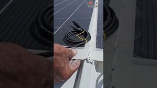 穴あけやブラケットは不要です。太陽光発電を湾曲した屋根に貼り付ける - ワンステップで構造用接着剤を接着します。